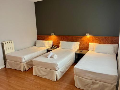 Habitación Triple - Camas Individuales del hotel AP Madrid Airport. Foto 4
