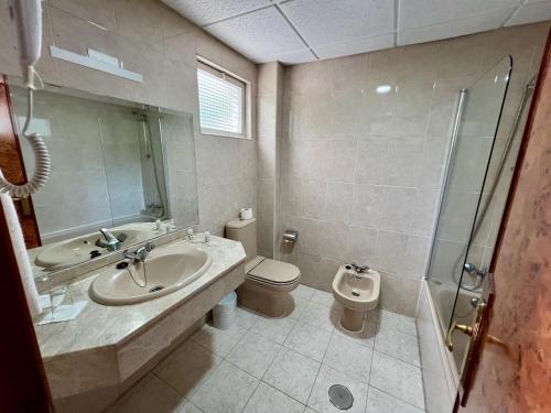 Habitación Triple - Camas Individuales del hotel AP Madrid Airport. Foto 6