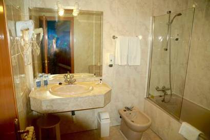 Habitación cuádruple del hotel AP Madrid Airport. Foto 2