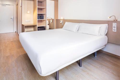 Habitación Doble Superior del hotel B&B Madrid Fuenlabrada. Foto 1
