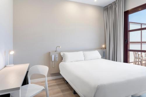 Habitación Doble con terraza del hotel B&B Madrid Fuenlabrada. Foto 2