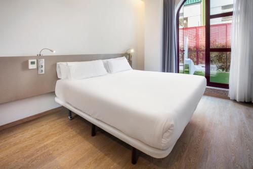 Habitación Doble Superior con terraza del hotel B&B Madrid Fuenlabrada. Foto 1