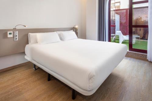 Habitación Doble Superior con terraza del hotel B&B Madrid Fuenlabrada. Foto 2