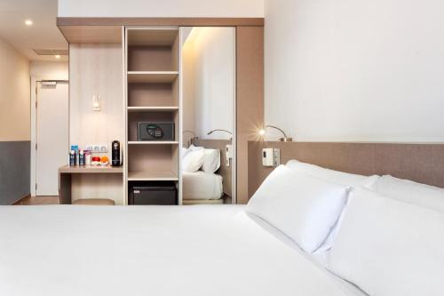 Habitación Doble Superior con terraza del hotel B&B Madrid Fuenlabrada. Foto 3