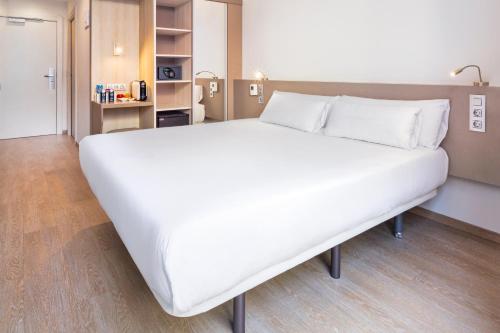 Habitación Doble Superior con terraza del hotel B&B Madrid Fuenlabrada. Foto 4