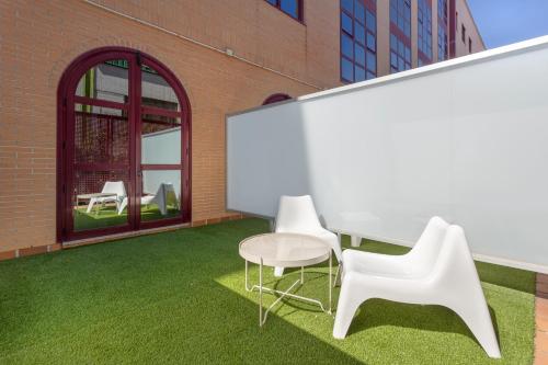 Habitación Doble Superior con terraza del hotel B&B Madrid Fuenlabrada. Foto 5