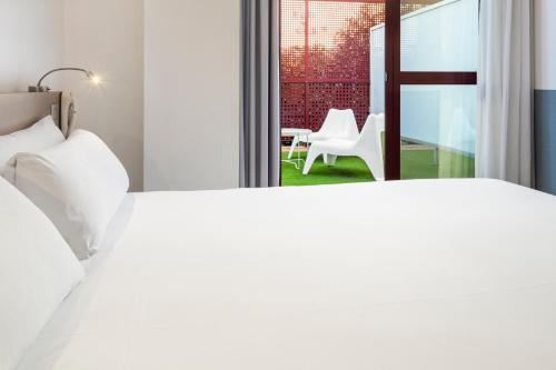 Habitación Doble Superior con terraza del hotel B&B Madrid Fuenlabrada. Foto 6