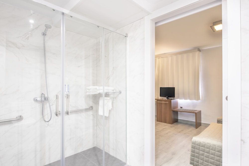 Habitación con 1 cama doble o 2 individuales del hotel Bs Príncipe Felipe. Foto 3