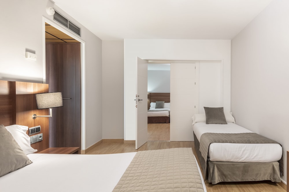 Habitación triple del hotel Bs Príncipe Felipe. Foto 1