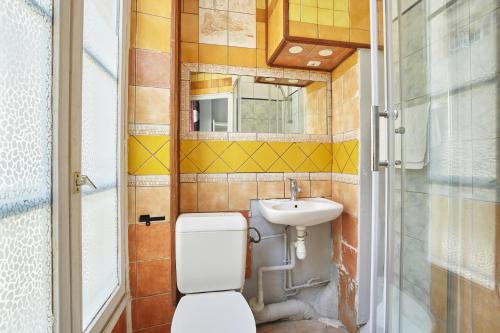 Habitación Doble con baño privado del hotel Le Petit Borda. Foto 1