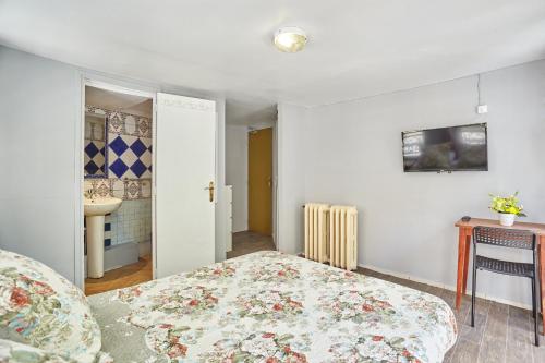 Habitación Doble con ducha compartida del hotel Le Petit Borda. Foto 1