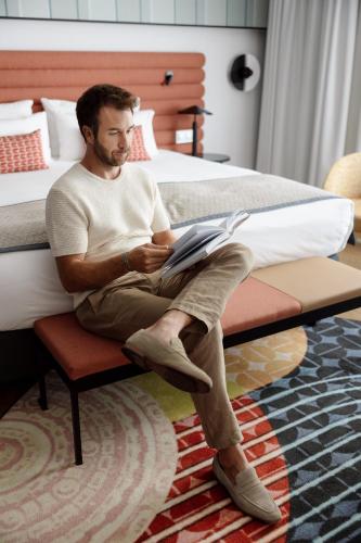 Habitación Premium adaptada para personas con movilidad reducida - Cama grande del hotel Indigo Barcelona Plaza Espana, an IHG. Foto 2