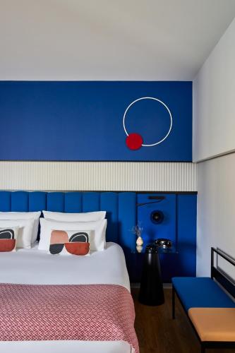 Habitación Premium con cama grande del hotel Indigo Barcelona Plaza Espana, an IHG. Foto 1