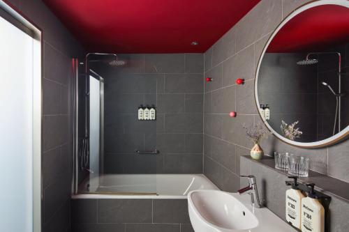 Habitación Premium con cama grande del hotel Indigo Barcelona Plaza Espana, an IHG. Foto 4