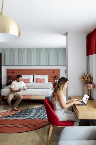 Suite con cama extragrande del hotel Indigo Barcelona Plaza Espana, an IHG