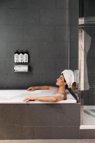 Suite con cama extragrande del hotel Indigo Barcelona Plaza Espana, an IHG. Foto 1