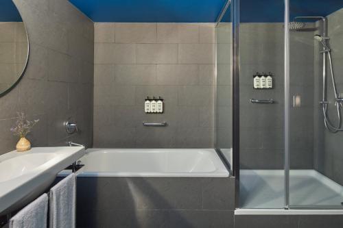 Suite con cama extragrande del hotel Indigo Barcelona Plaza Espana, an IHG. Foto 2