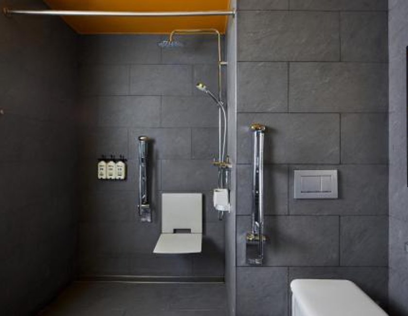 Habitación Premium con cama extragrande - adaptada para personas de movilidad reducida del hotel Indigo Barcelona Plaza Espana, an IHG. Foto 3