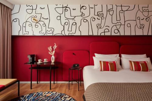 Habitación Premium con cama extragrande del hotel Indigo Barcelona Plaza Espana, an IHG. Foto 5