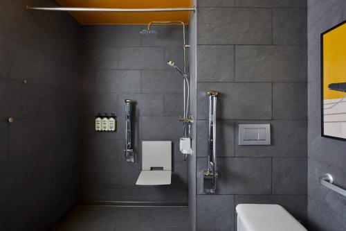 Habitación Premium con cama extragrande - adaptada para personas de movilidad reducida del hotel Indigo Barcelona Plaza Espana, an IHG. Foto 4