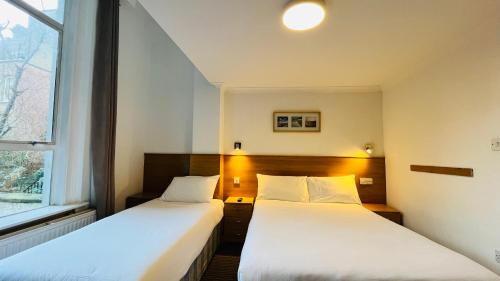 Habitación Triple del hotel West Cromwell. Foto 6