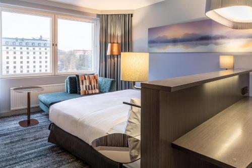 Habitación Executive con cama extragrande del hotel Hilton Helsinki Strand. Foto 4