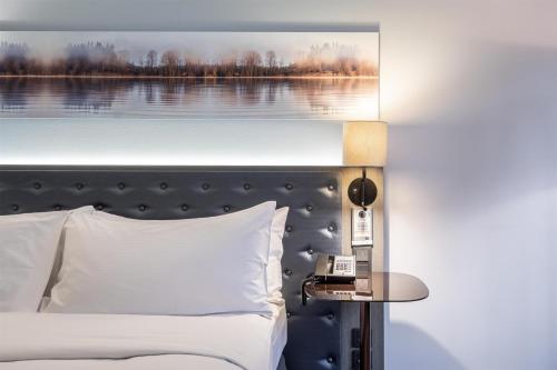 Habitación con cama extragrande del hotel Hilton Helsinki Strand. Foto 4