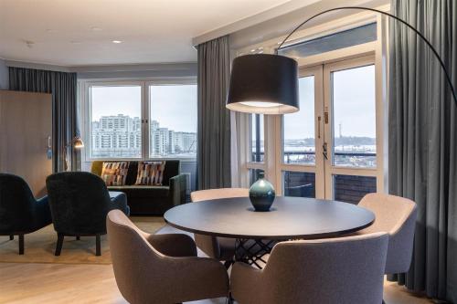 Suite con vistas al mar - Cama extragrande del hotel Hilton Helsinki Strand. Foto 1