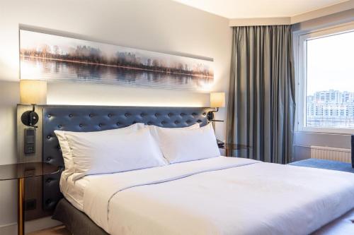 Suite con vistas al mar - Cama extragrande del hotel Hilton Helsinki Strand. Foto 2