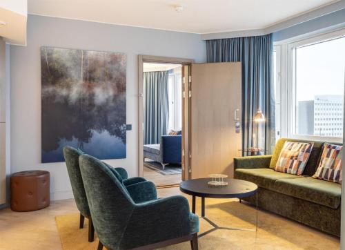 Suite con vistas al mar - Cama extragrande del hotel Hilton Helsinki Strand. Foto 3