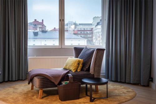 Suite con vistas al mar - Cama extragrande del hotel Hilton Helsinki Strand. Foto 4
