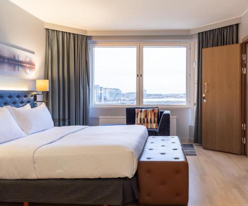 Suite con vistas al mar - Cama extragrande del hotel Hilton Helsinki Strand. Foto 5