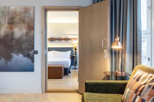 Suite con vistas al mar - Cama extragrande del hotel Hilton Helsinki Strand. Foto 8