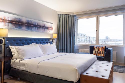 Suite con vistas al mar - Cama extragrande del hotel Hilton Helsinki Strand. Foto 11