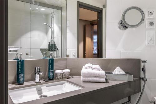 Suite Junior del hotel Hilton Helsinki Strand. Foto 4