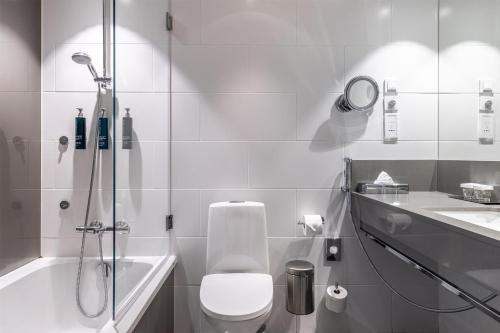 Suite Junior del hotel Hilton Helsinki Strand. Foto 5