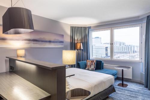 Habitación Doble Executive con cama grande y vistas al mar del hotel Hilton Helsinki Strand