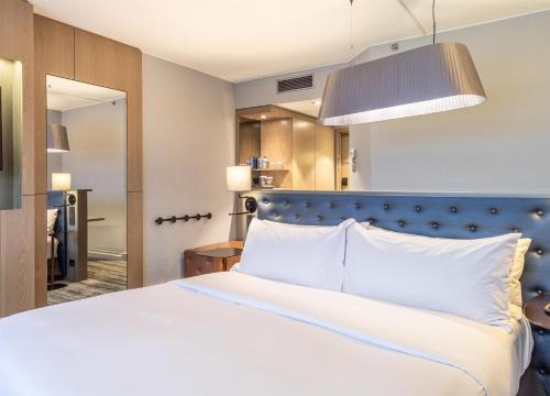 Habitación Doble Executive con cama grande y vistas al mar del hotel Hilton Helsinki Strand. Foto 1