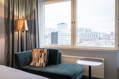 Habitación Doble Executive con cama grande y vistas al mar del hotel Hilton Helsinki Strand. Foto 2