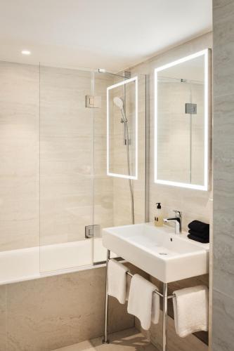 Habitación Deluxe del hotel Observatoire Luxembourg. Foto 7