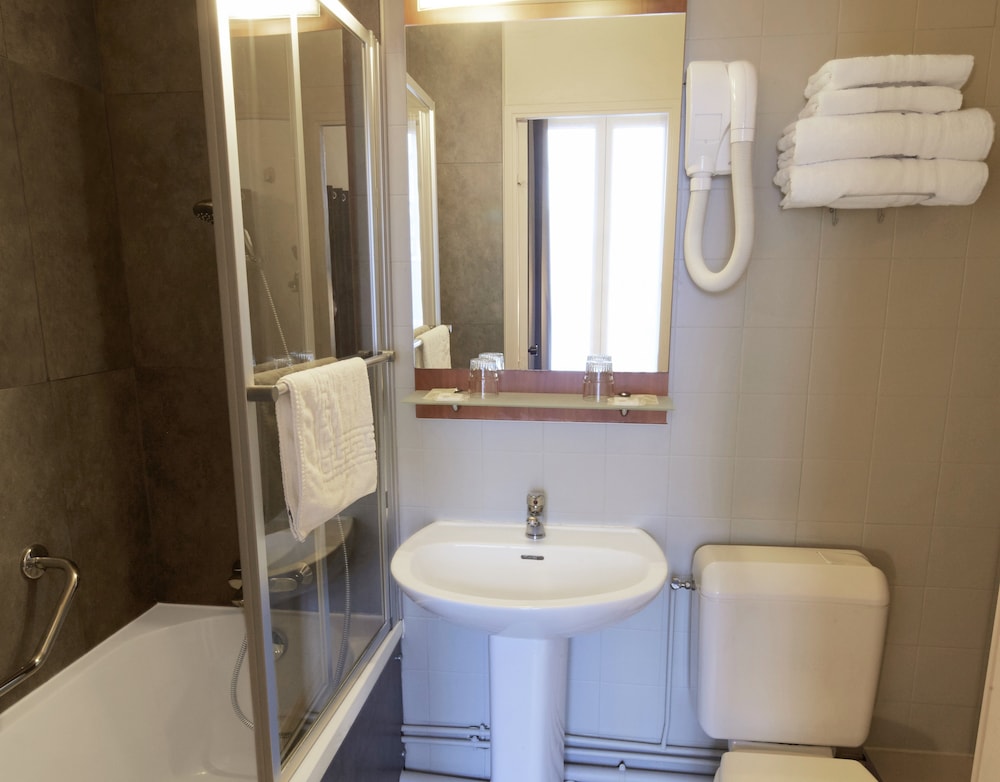Habitación triple del hotel HOTEL PARIS VILLETTE. Foto 1