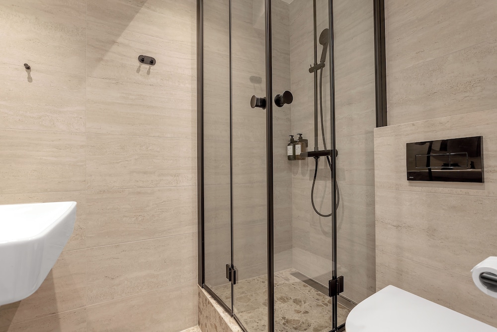 Habitación Deluxe con 2 camas individuales, baño privado del hotel Alva Brautarholt. Foto 6