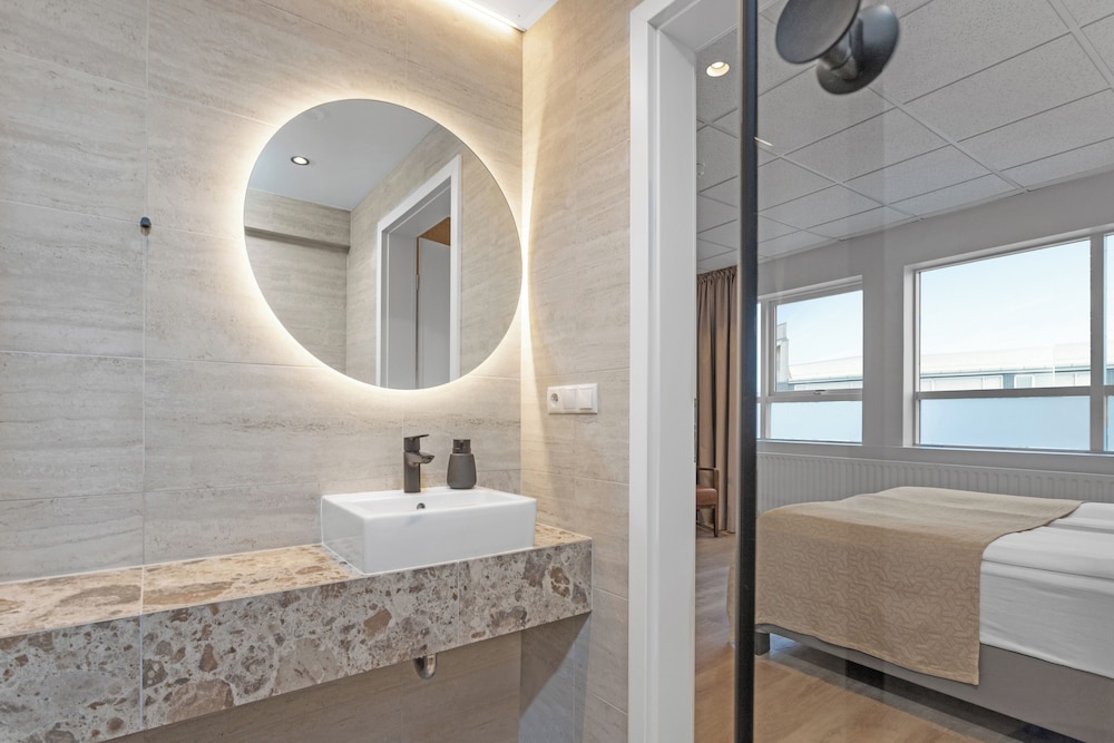 Habitación Deluxe doble, baño privado del hotel Alva Brautarholt. Foto 5