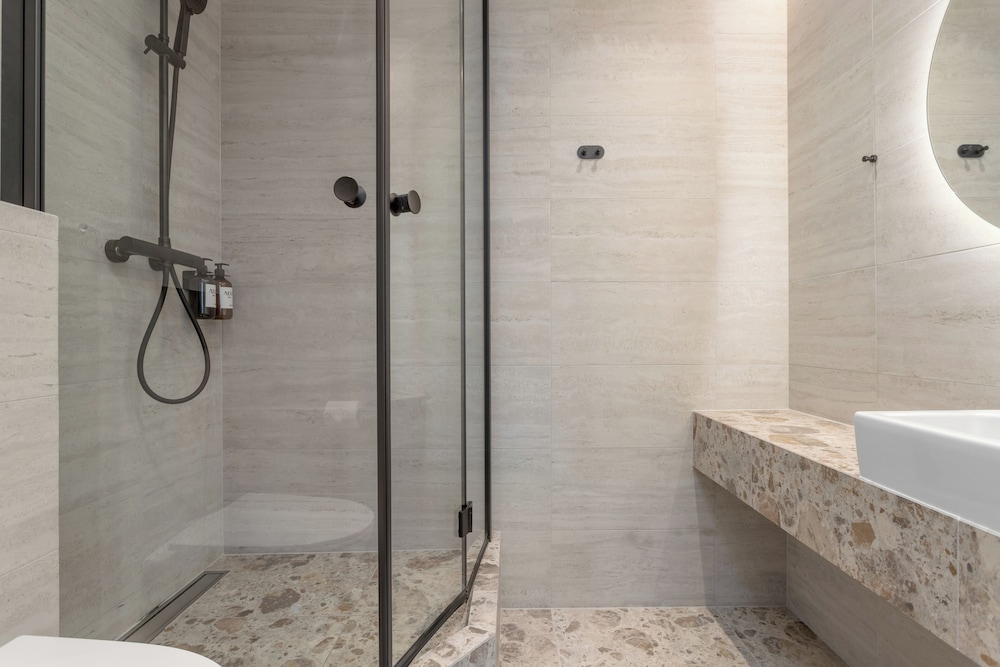Habitación Deluxe doble, baño privado del hotel Alva Brautarholt. Foto 6
