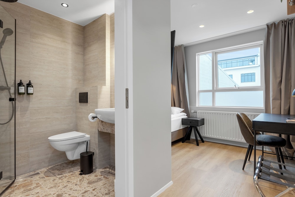 Habitación individual, baño privado del hotel Alva Brautarholt. Foto 3
