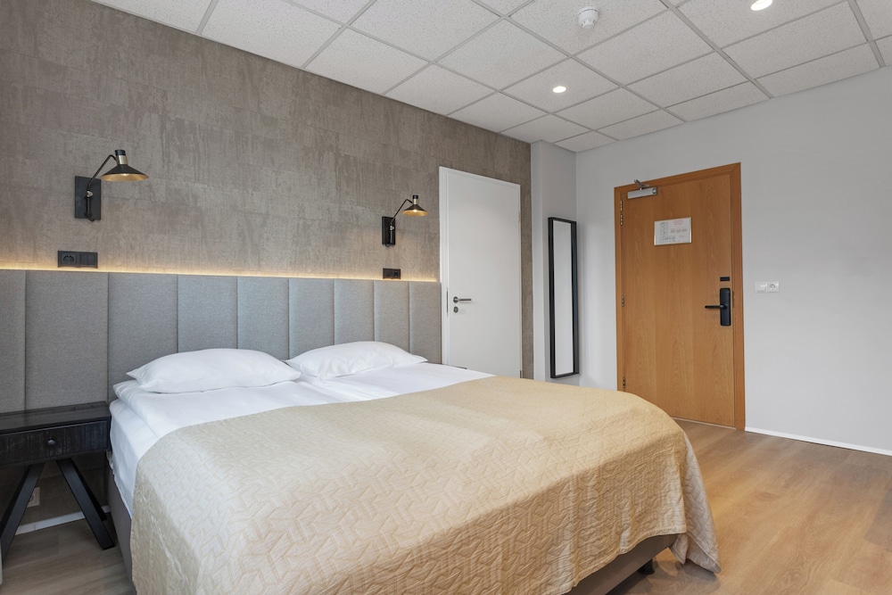 Habitación triple estándar, baño privado del hotel Alva Brautarholt
