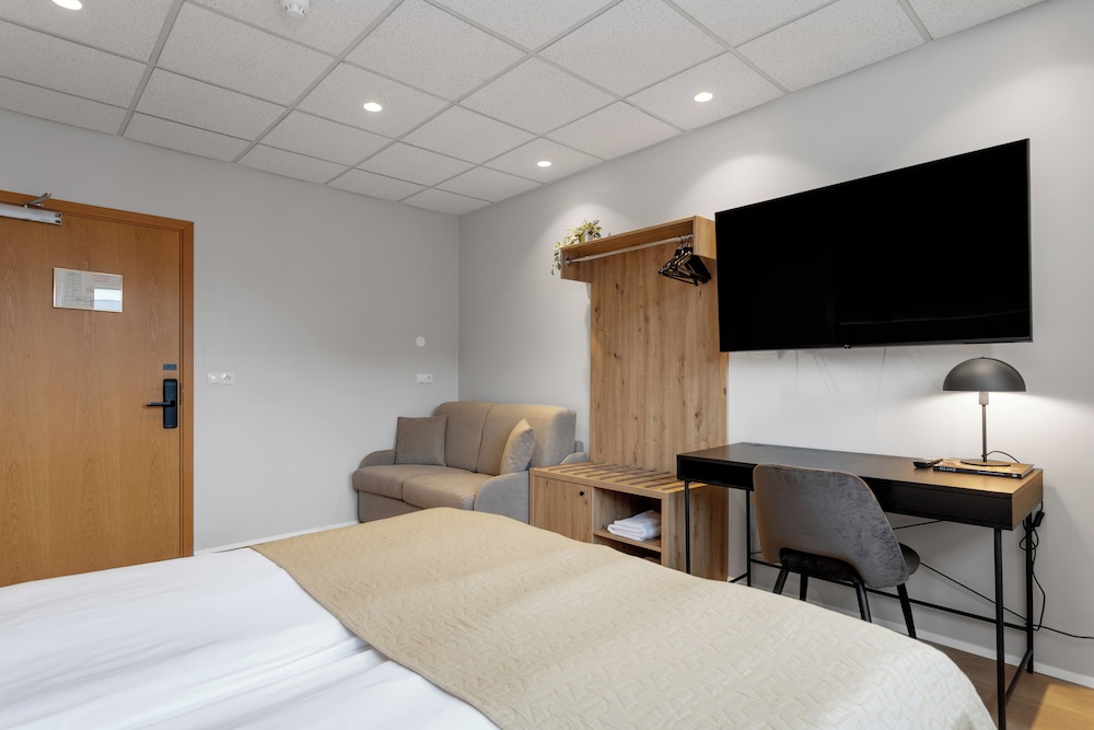 Habitación triple estándar, baño privado del hotel Alva Brautarholt. Foto 2