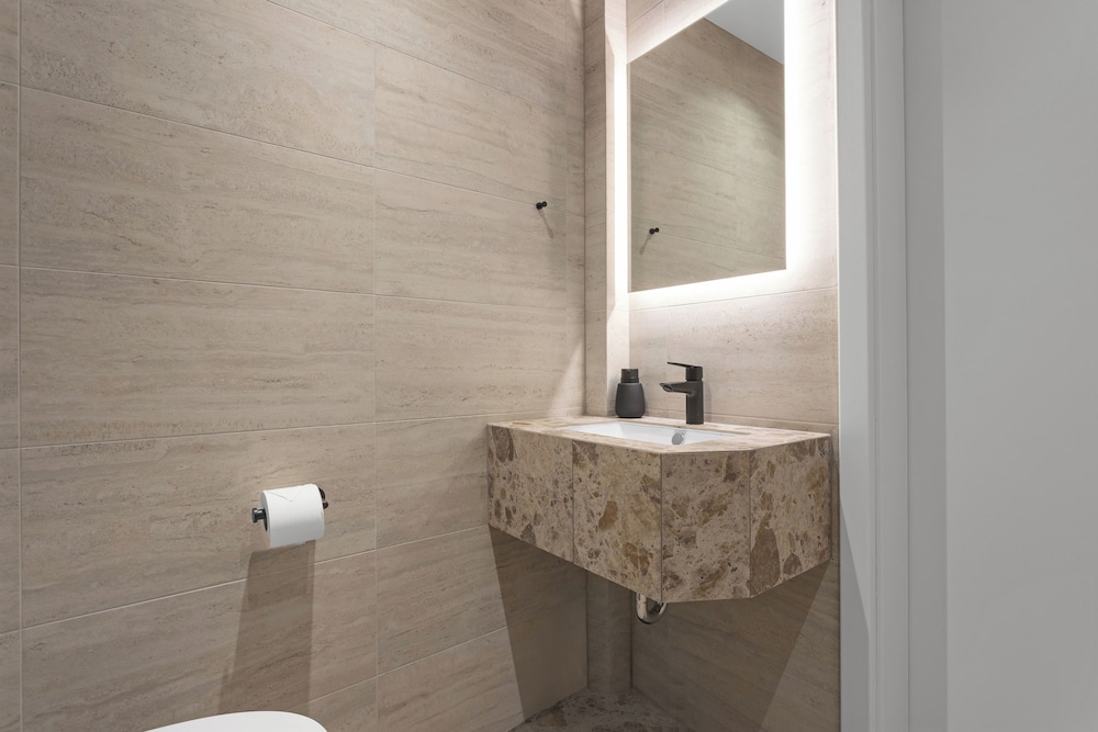Habitación triple estándar, baño privado del hotel Alva Brautarholt. Foto 5