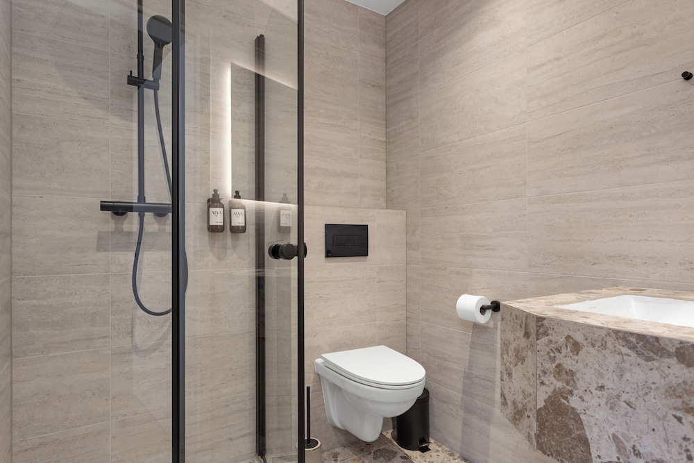 Habitación triple estándar, baño privado del hotel Alva Brautarholt. Foto 6
