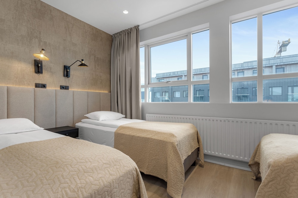 Habitación triple económica, baño privado del hotel Alva Brautarholt